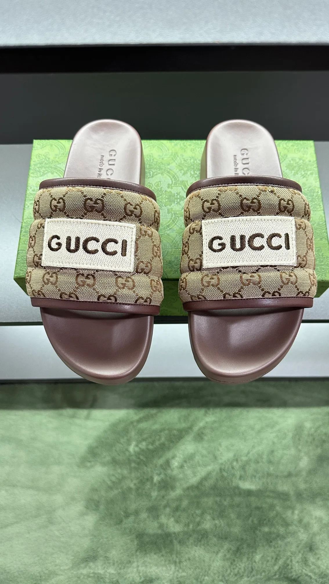 [G Family Couple Style] P: 300💰Female size 36~40 Men's size 39~45, (46. Custom-made Unisex GG slippers This slipper is made of GG polyester fiber and is decorated with a Gucci label on the front, adding a striking logo feel to the style. Beige GG recycled polyester fiber Unisex leather trim "Gucci Made in Italy" embroidered label Rubber sole Flat Made in Italy